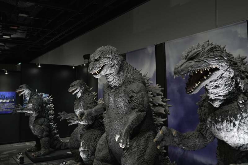 歴代ゴジラ立像を一挙展示
