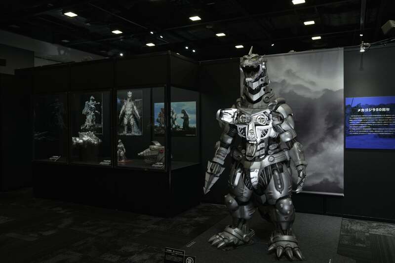 メカゴジラの銀色装甲を間近で堪能できる展示