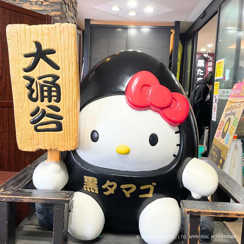 黒たまごになりきった「ハローキティ」