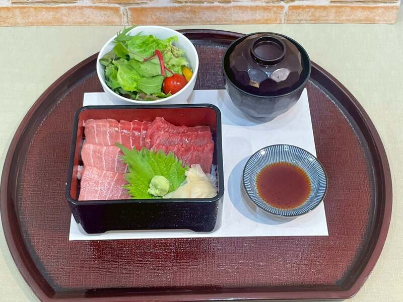 本マグロ重 3,300円(サラダ・味噌汁付き)