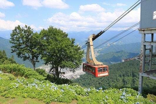 絶景を見ながら約7分の空中散歩 湯沢高原ロープウェイ