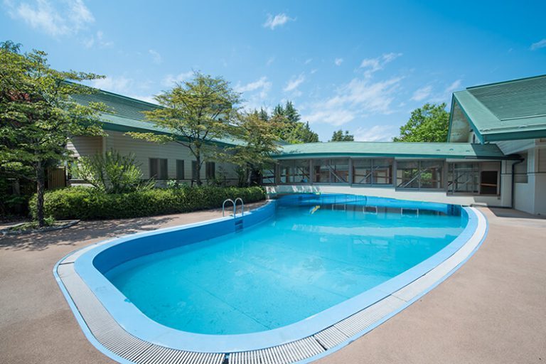 7月中旬から8月末まで!水遊び用おむつでベビーも利用OKの屋外プール。"黄金と白銀”の二つの温泉を有し、1000坪の敷地に建つ大浴場など伊香保温泉を代表するホテル