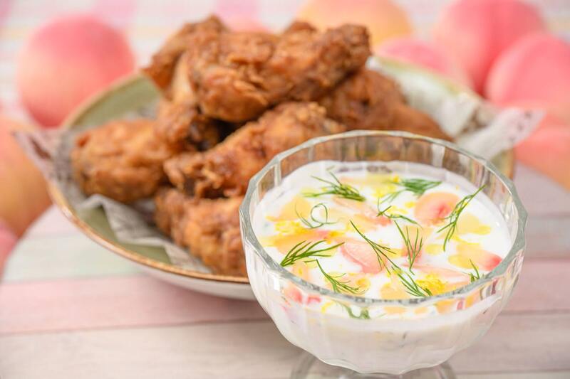 桃とヨーグルトのソースとともに味わうチキンフリット