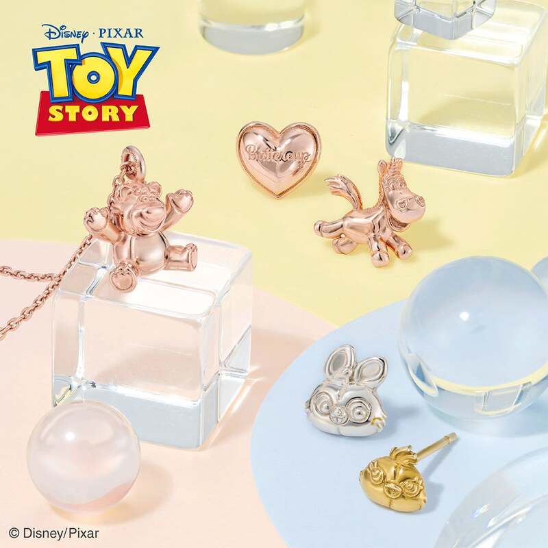 ロッツォ ネックレス(シルバー925・ピンクゴールドコーティング 23,100円/K18ピンクゴールド 154,000円)、バターカップ ピアス・ダッキー&バニー ピアス(各33,000円)