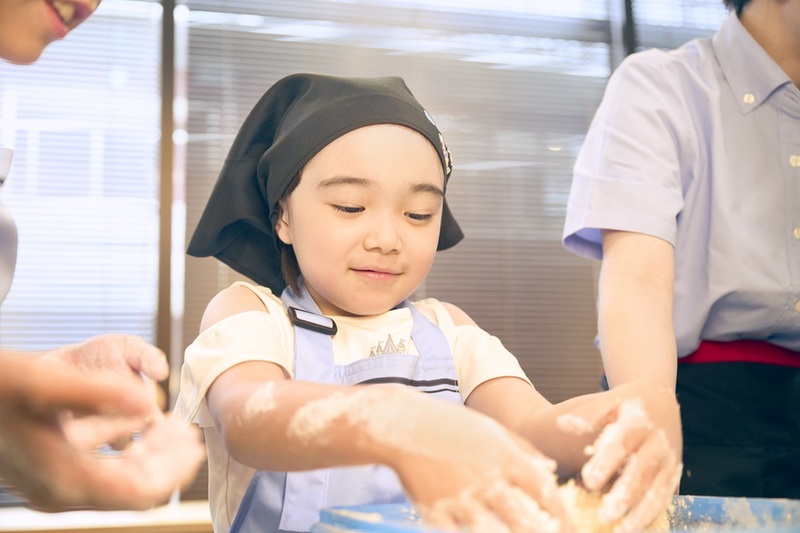 実際に「オリジナルチキン」の調理体験をしながら、おいしさのポイントを学びます