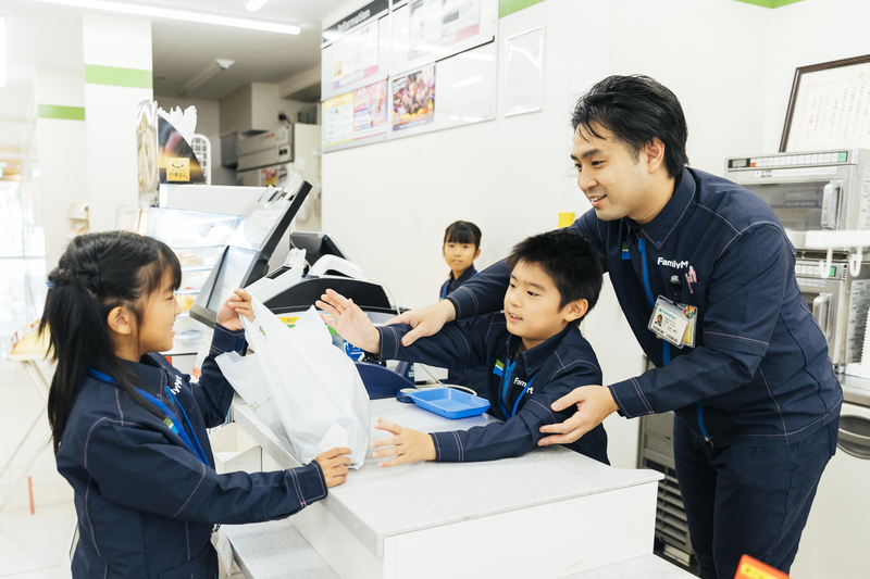 カウンターの中に入り、ドキドキワクワクの接客体験