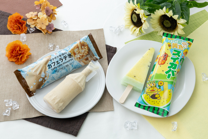 セブン‐イレブン「セブンプレミアム カフェラテ氷」(左)/「ひと夏の黄色いスイカバー」(右)
