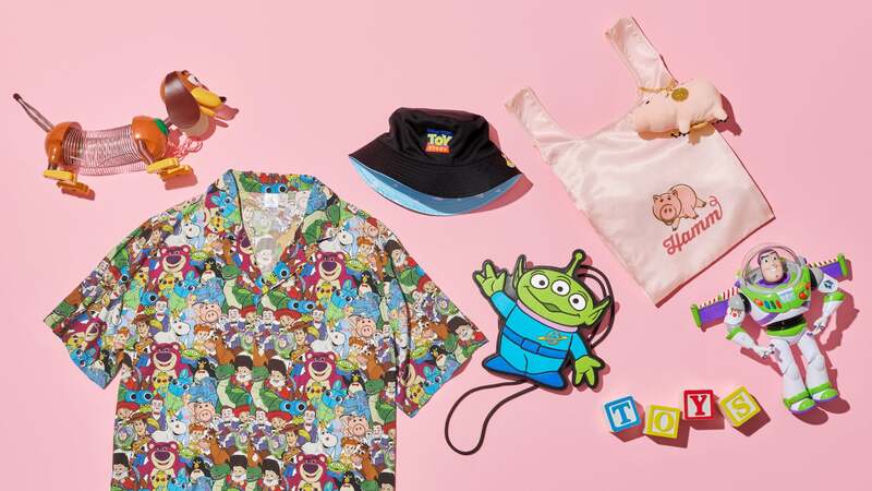TOY STORY FASHION コレクション 半袖シャツ 5,900円/ハット 3,900円/ショルダーバッグ 5,900円/エコバッグ ポーチ入り 3,500円/トーキングアクションフィギュア 各5,500円
