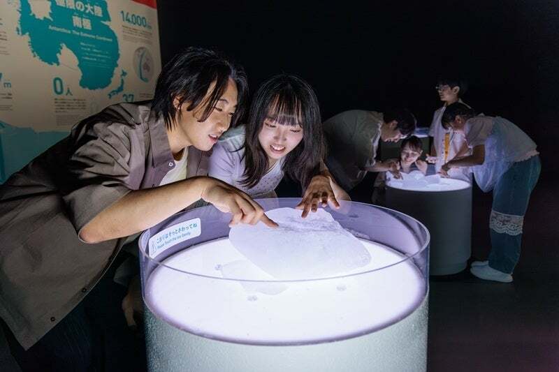 本物の南極の氷にさわれる体験エリア (C)山本倫子