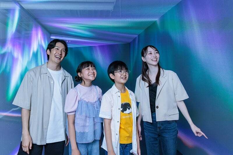 オーロラの光に包まれながら歩くエリア (C)山本倫子