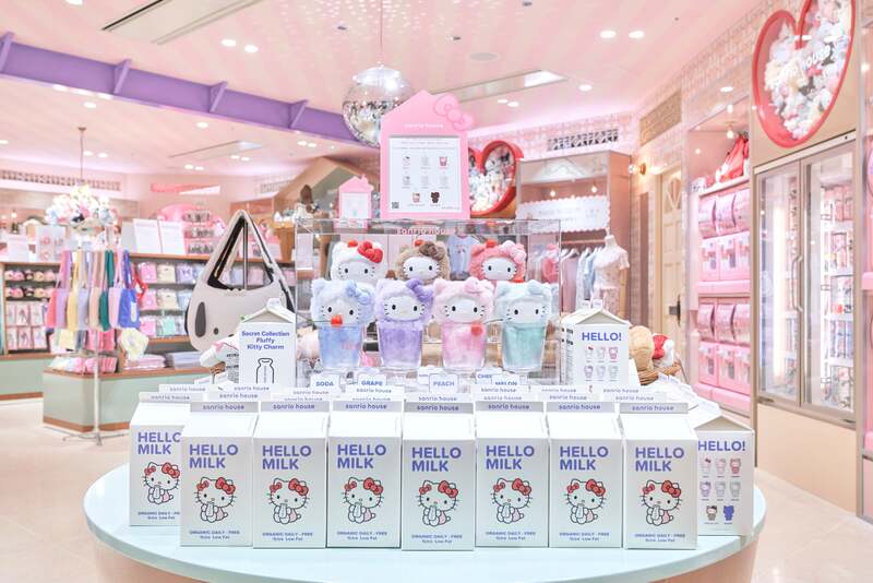 ミルクパッケージを模したパッケージに入ったぬいぐるみチャーム。さまざまなカラーの中から出るのは何色?