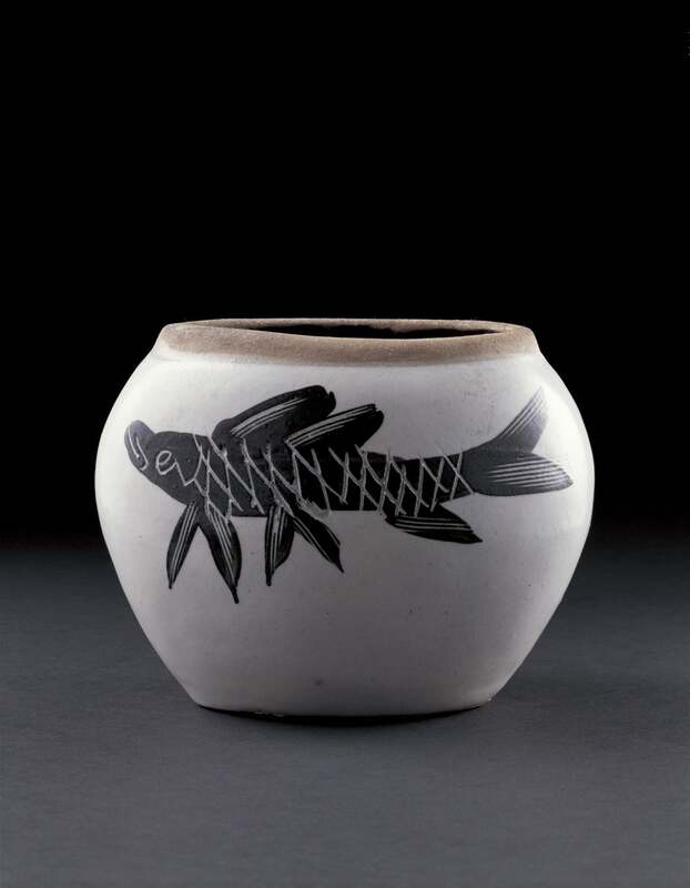 石黒宗麿《白地黒絵魚文扁壺》1940-41年頃 国立工芸館蔵 撮影:斎城卓