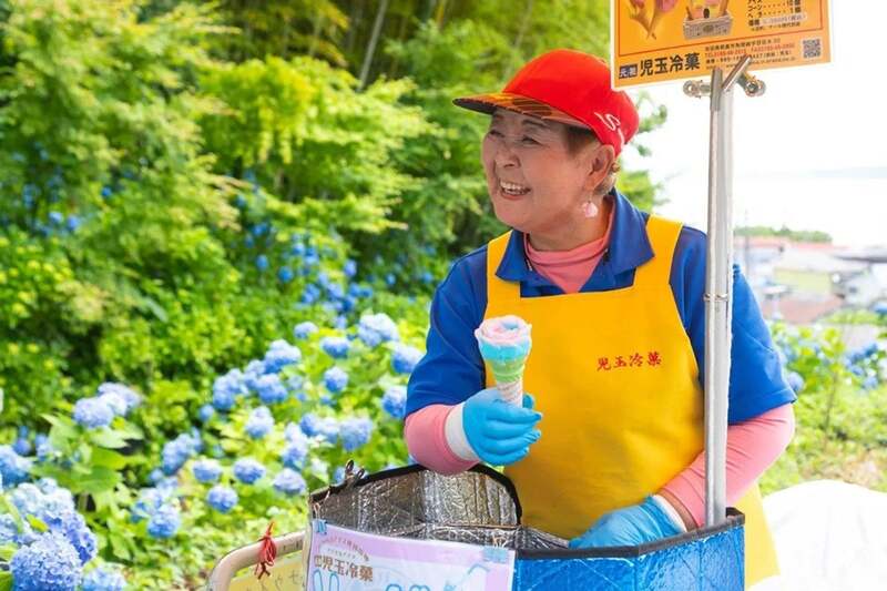 コスチュームを着て売り子さんになりきろう!