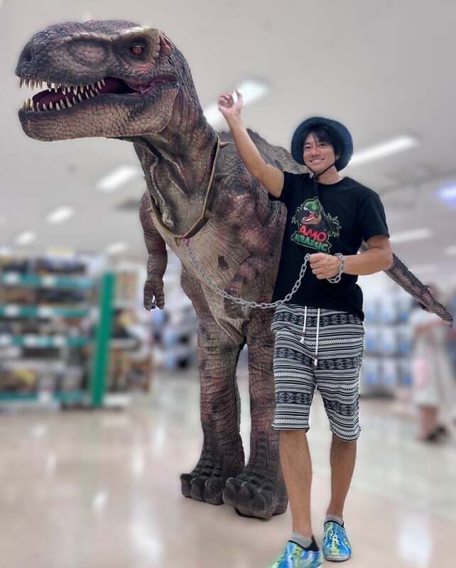恐竜と一緒にお散歩できる
