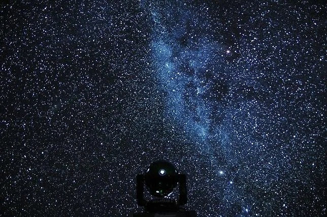 通常の天文投影のほか、宇宙や星々にまつわる物語番組も上映されています