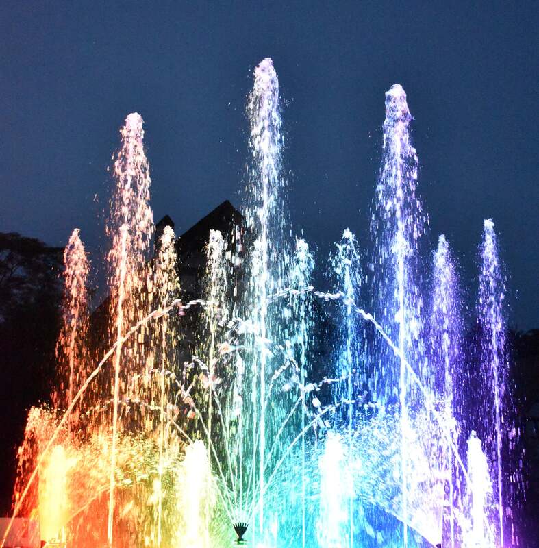 夜:カラフル噴水ショー