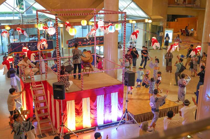 涼しい屋内で盆踊りや縁日を楽しめるおまつり広場