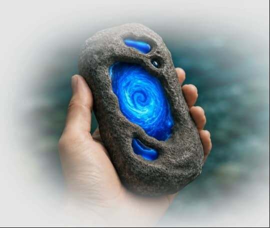 四万の甌穴をモチーフにデザインしたオリジナル端末「WONDER STONE」