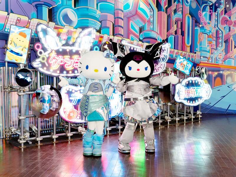 「ネオエンニチ」に登場したY3Kファッションのハローキティとクロミ