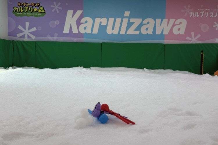 真夏のスキー場のスキーセンター内に登場した雪あそびエリア