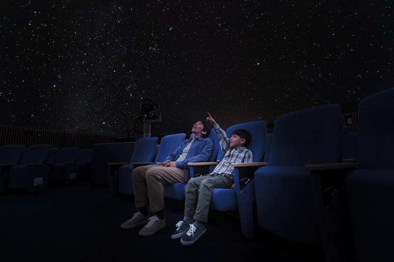 都会の真ん中で満天の星を楽しめるプラネタリウムホール(有料)
