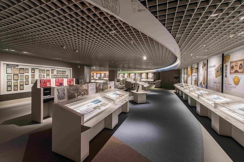 分銅金の展示や、現在の日本銀行券の偽造防止技術について体験するコーナーもあります(C)日本銀行金融研究所貨幣博物館