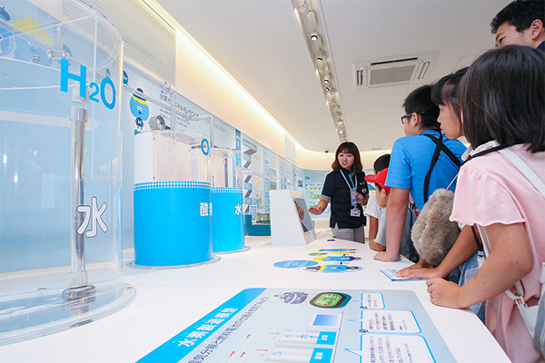 展示コーナーでは、体験しながら学ぶことのできる仕掛けがたくさん!