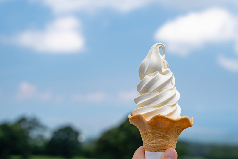牧場で食べるソフトクリームは格別!(画像:okimo / PIXTA)