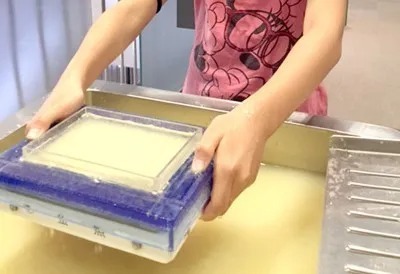 手すき体験の様子