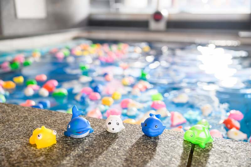 イルカやペンギン、アザラシのマスコットが浮かぶ「マリンワールドの湯」のイメージ