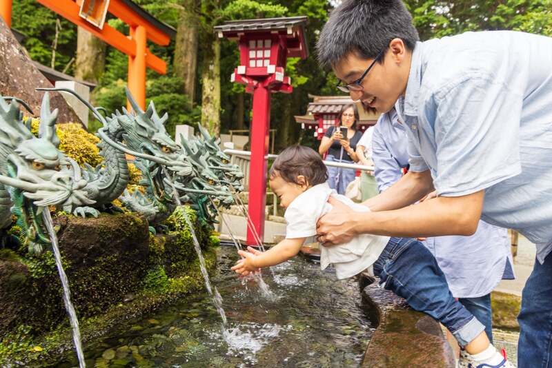 箱根神社は多くの人が訪れる観光スポットの一つ