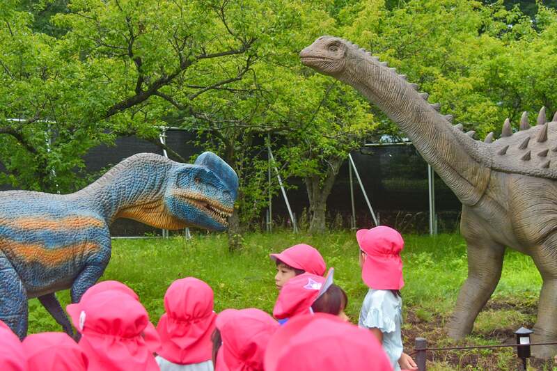 リアルな恐竜に子どもたちも興味深々
