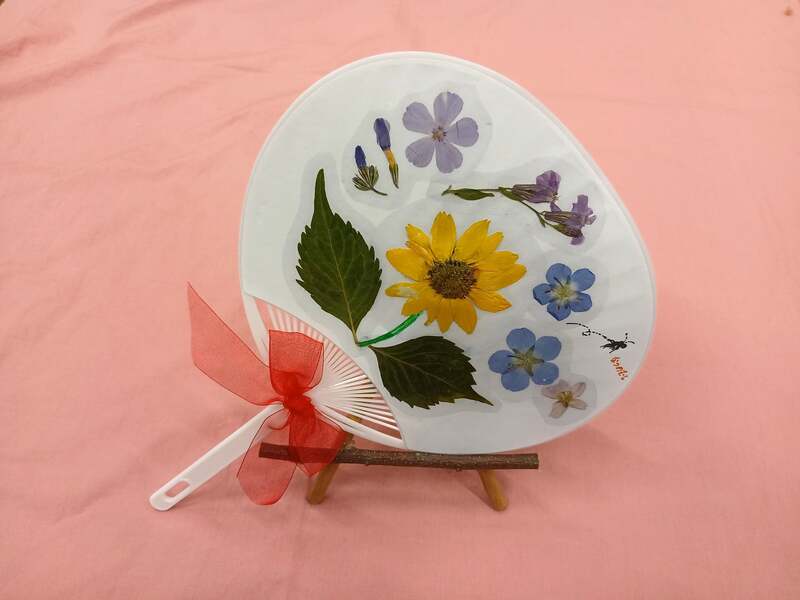 あづみの学校クラフト体験(押し花うちわ作り)