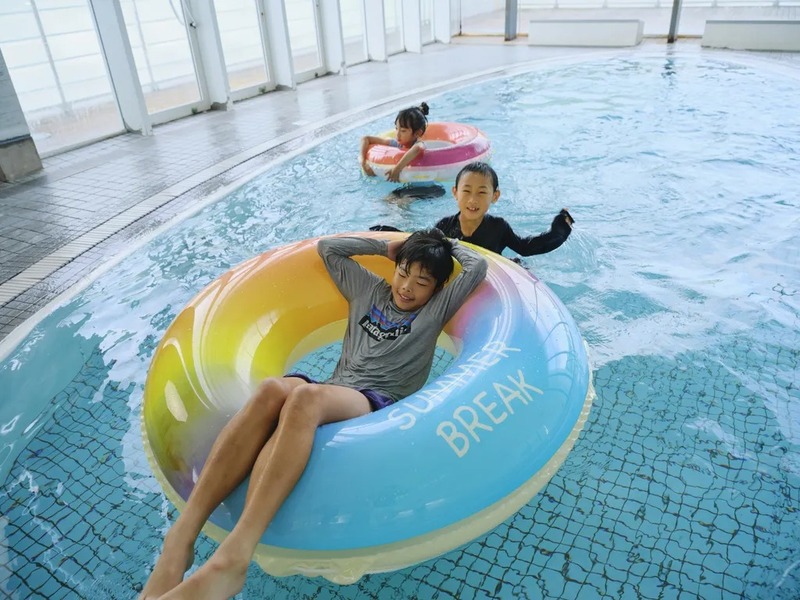 夏季限定で室内プールの遊泳営業を実施!
