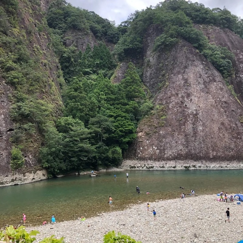 国指定天然記念物「古座川の一枚岩」を目の前に川遊びが楽しめます