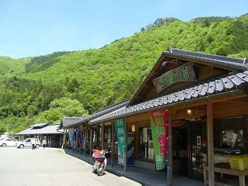 施設内には、レストランや新鮮な地元野菜や特産品などを販売する「ふれあい物産館」があります