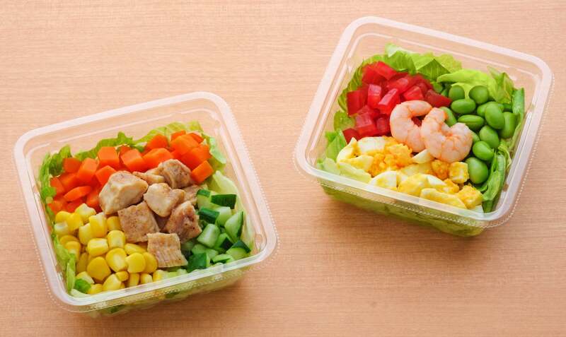 子供向け 左「チキンとコーンのカラフルサラダ」右「えびとたまごのカラフルサラダ」