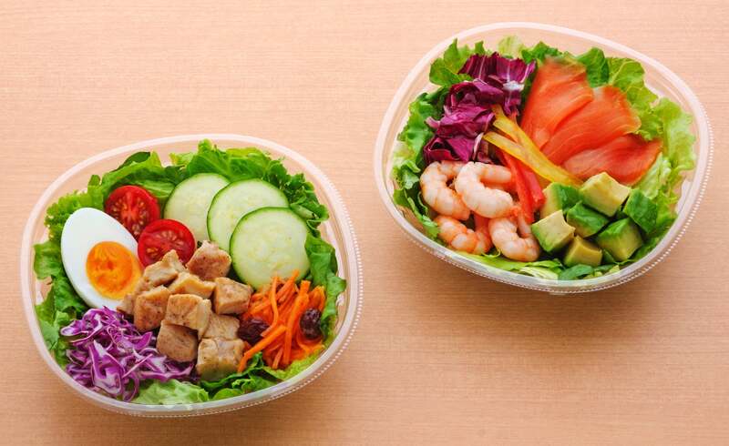 大人向け 左「ローストチキンとたまごのサラダ」右「サーモンとアボカドのサラダ」
