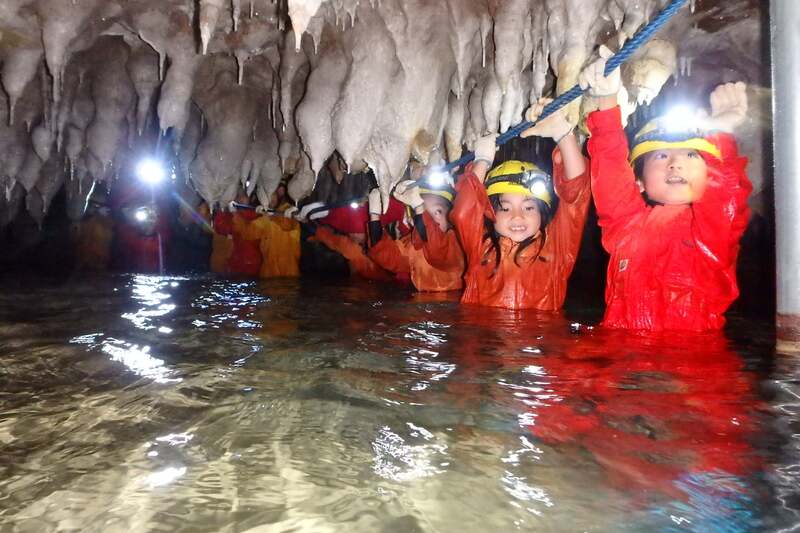 水温18度の地下川を遡る