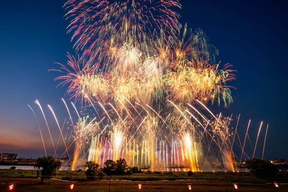 1951年から続く歴史ある花火大会で、約1万5,000発の花火が夜空を彩ります