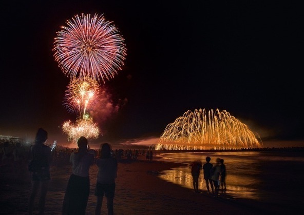 一宮町ならではの水中花火やスターマイン、尺玉の巨大花火が楽しめます