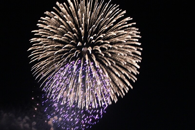 視界を遮るものが無い河川敷から、大輪の花火を眺められます