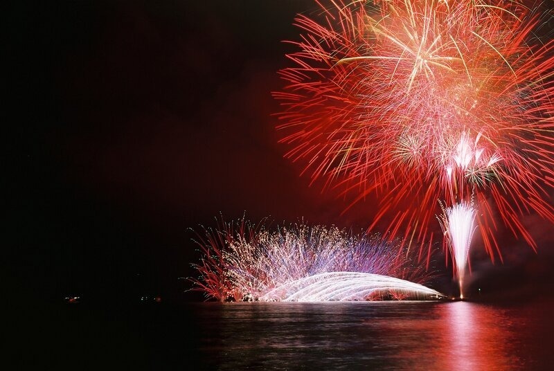 海面に映る花火を満喫!