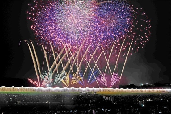 渡良瀬川と夜空を彩る約2万発の花火