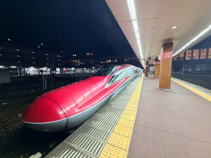 夜の秋田新幹線ホーム(イメージ)