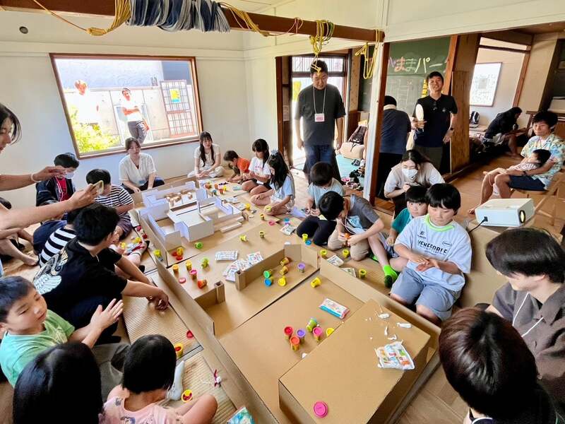 小学生と大学生が協働でつくり上げた夏祭りの準備の様子