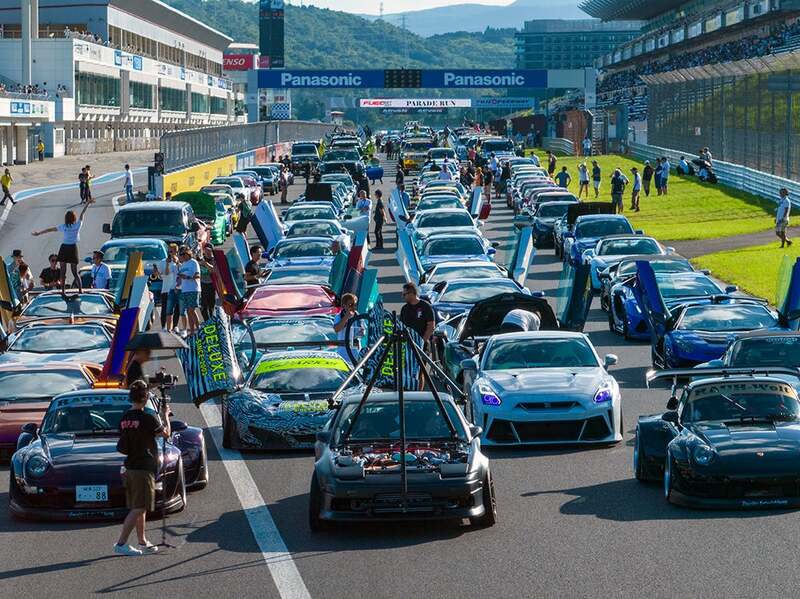 迫力満点の1,000台のパレードラン