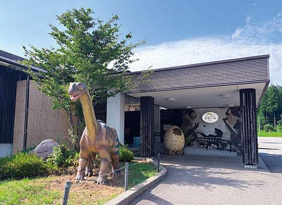 体長5mのカマラサウルスがお出迎え