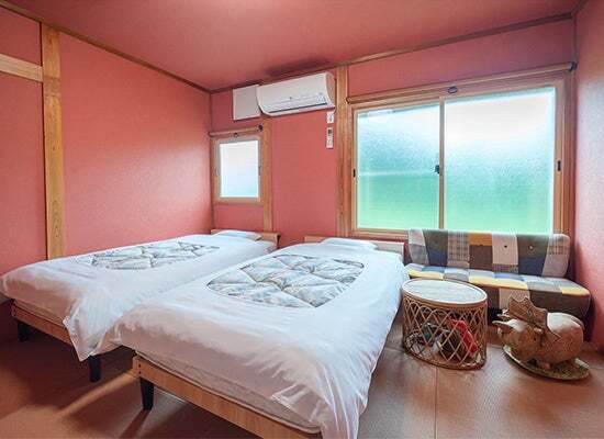 恐竜のオットマンとぬいぐるみがアクセントの和室(8畳)