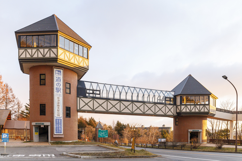 ドイツの街並みをモチーフにしたレンガ造の建物と展望歩道橋がお出迎え(画像提供:notch510 / PIXTA)